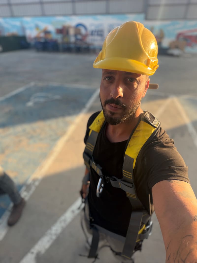 דניאל מנחם, בעל אילנים פתרונות חכמים, על גג במהלך התקנה